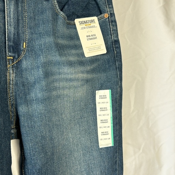Women’s Signature Gold By Levi Strauss Mid Rise Straight Jeans - Picture 4 of 7
